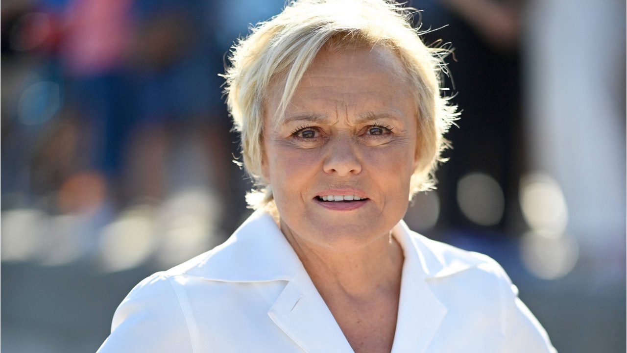 Voici - “C’est très bien ainsi” : Muriel Robin fait des confidences sans filtre sur sa fausse couche à 19 ans (1)