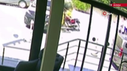 Taksiyle çarpışan motosiklet sürücüsü aracın camında asılı kaldı