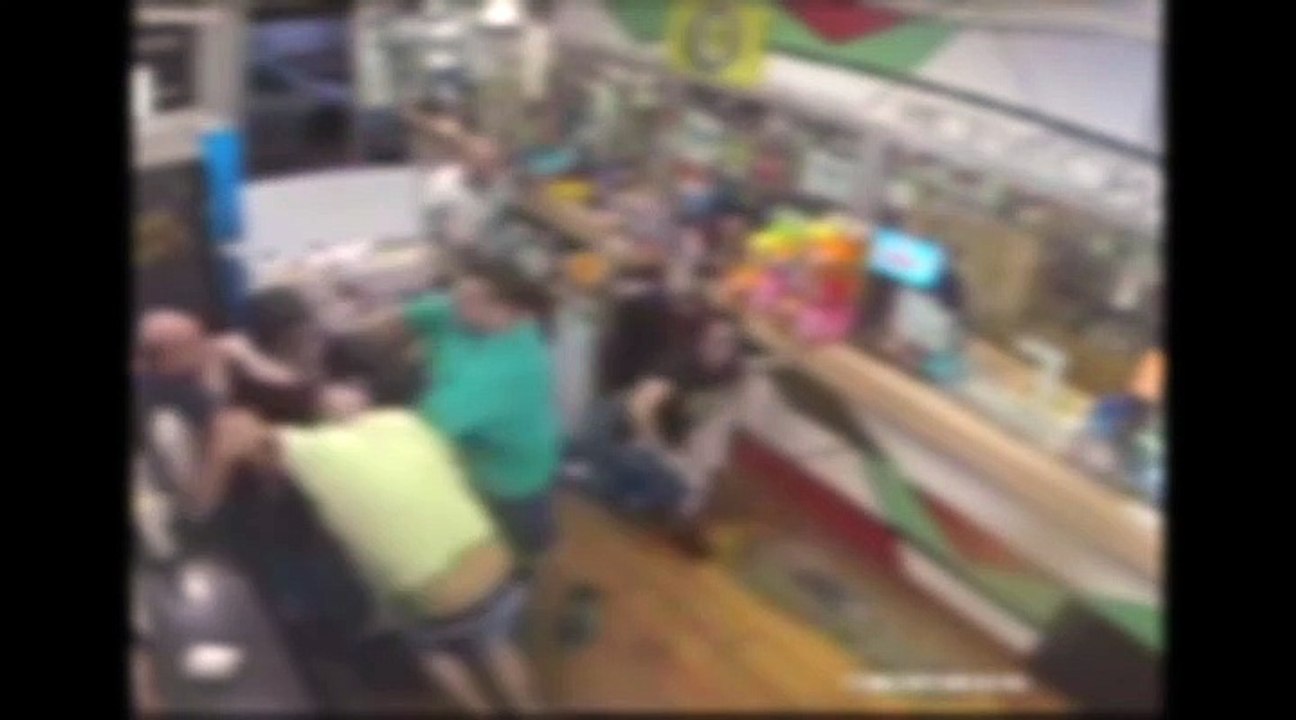 Tenta una rapina in un bar prendendo in ostaggio una donna, ma i clienti lo aggrediscono e lo cacciano via