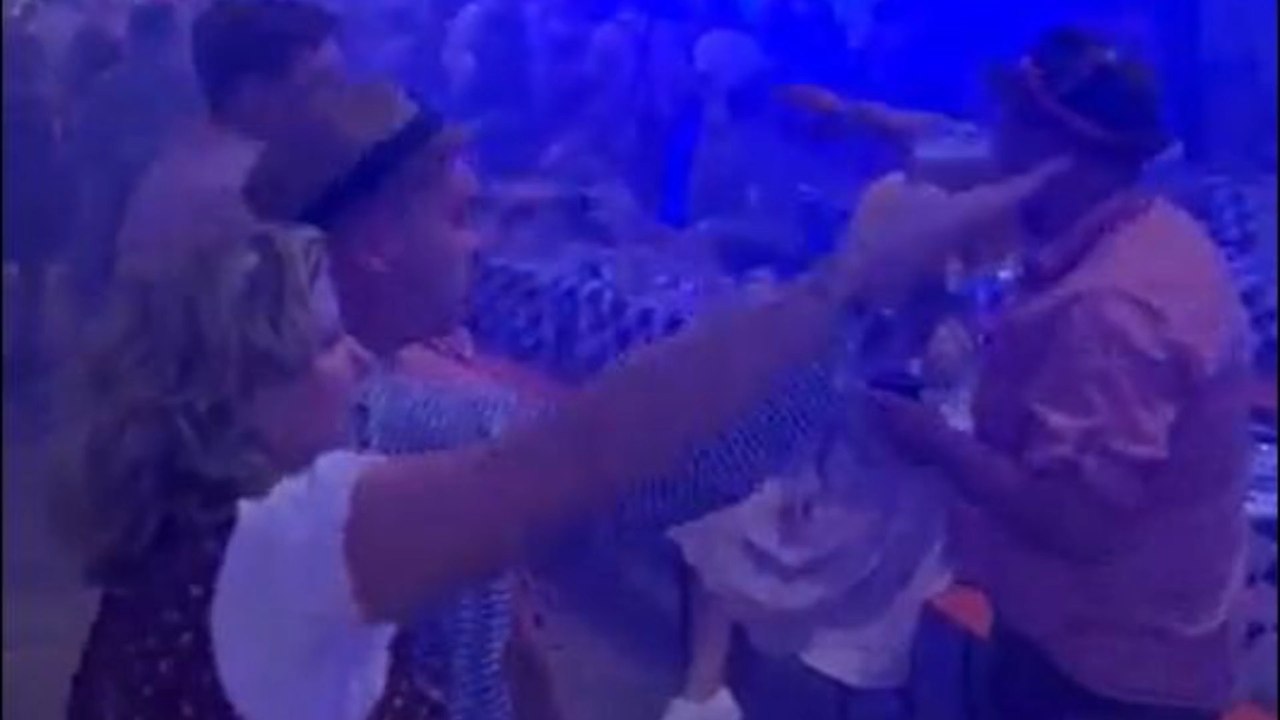 Oktoberfest in bautzen: besucher zeigen hitlergruß