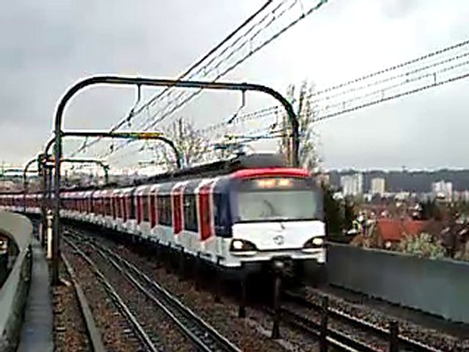 MS61 sans arret à la gare de Neuilly Plaisance sur la ligne A du RER
