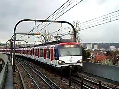 MS61 sans arret à la gare de Neuilly Plaisance sur la ligne A du RER