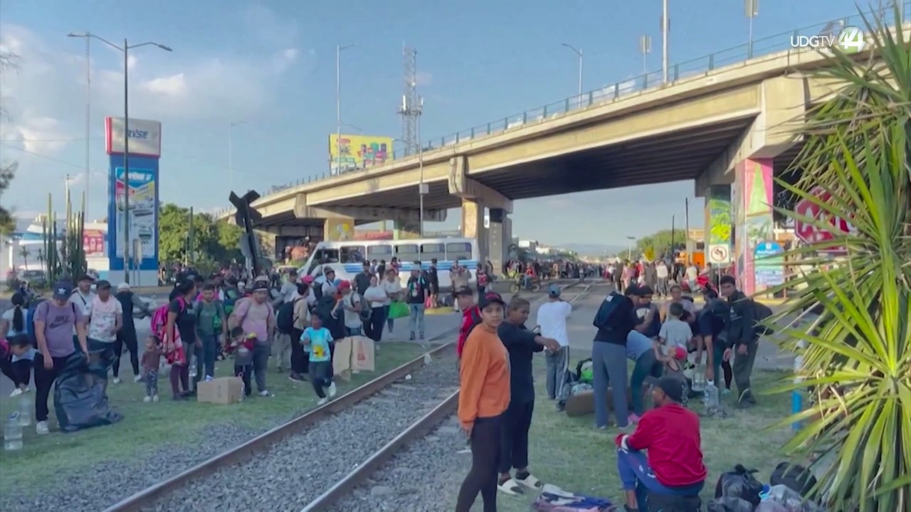 Por paro en Ferromex, migrantes enfrentan más riesgos; empresas hacen su agosto con la situación