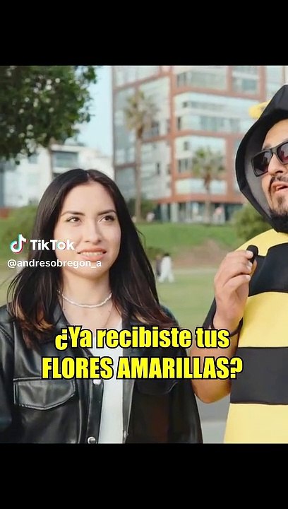 Tiktoker pregunta a jóvenes si ya recibieron sus flores amarillas
