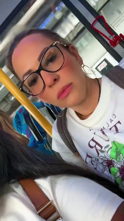 Jojo Todynho pega ônibus e deixa luxos de lado no Rio: "Lotado"