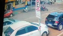Câmera registra acidente entre duas motos na Rua Paraná