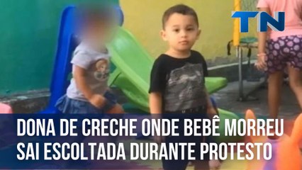 Dona de creche onde bebê morreu sai escoltada durante protesto