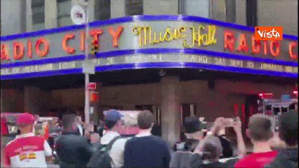 In fiamme un furgoncino dei gelati sotto al Radio City Music Hall di Manhattan, a New York