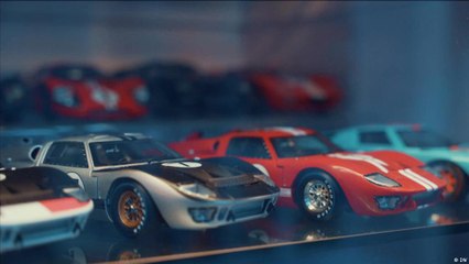 صحفي هندي مولع بجمع نماذج السيارات