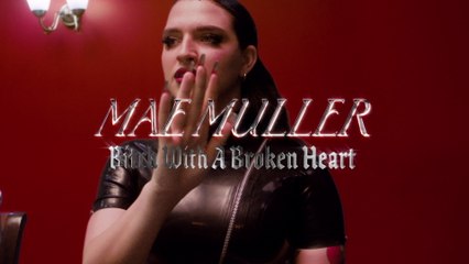 Mae Muller - Bitch With A Broken Heart (Lyric Video)