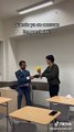 Estudiante universitario regala flores amarillas a su profesor