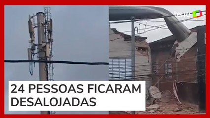 Torre de telefone cai em casas e deixa desalojados em SP