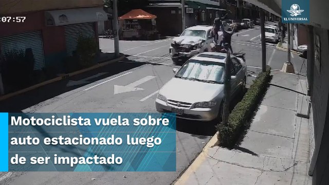 ¿Quién tuvo la culpa? Motociclistas salen volando tras fuerte impacto contra camioneta