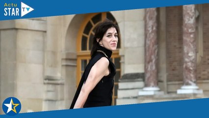 Charlotte Gainsbourg divine en robe fendue et loin d'Yvan Attal  elle sort le grand jeu pour un hom