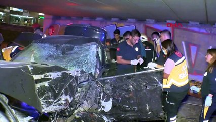 Tramvay köprüsünün duvarına çarpan araç hurdaya döndü: 4 kişi hayatını kaybetti