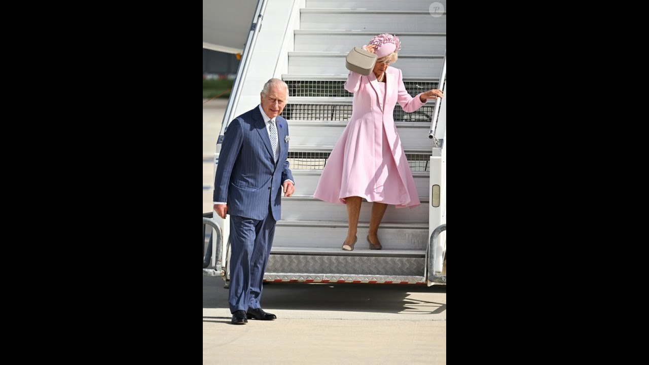 Camilla, une reine en rose en France : son look...