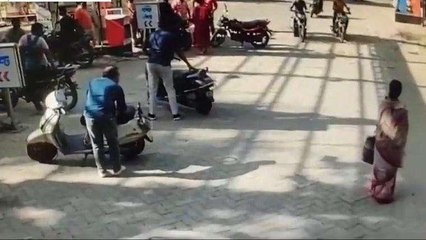 Video: मोबाइल लूट करने वाले आरोपियों के पीछे पुलिस ने लगाई दौड़