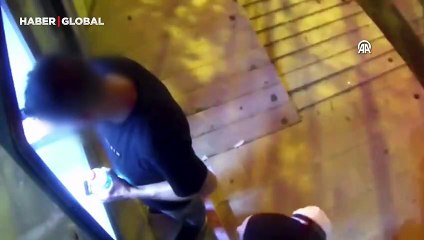 Yardım etme bahanesi ile, yaşlıların bankamatik kartlarını böyle çaldı!