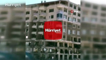 Hatay'da ağır hasarlı 3 bina saniyeler içerisinde yıkıldı
