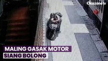 Terekam CCTV, Maling Nekat Gasak Motor pada Siang Bolong di Pademangan