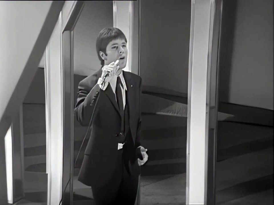 THE SOUND OF A CANDYMAN'S TRUMPET by Cliff Richard - Eurovision 1968 - + lyrics
