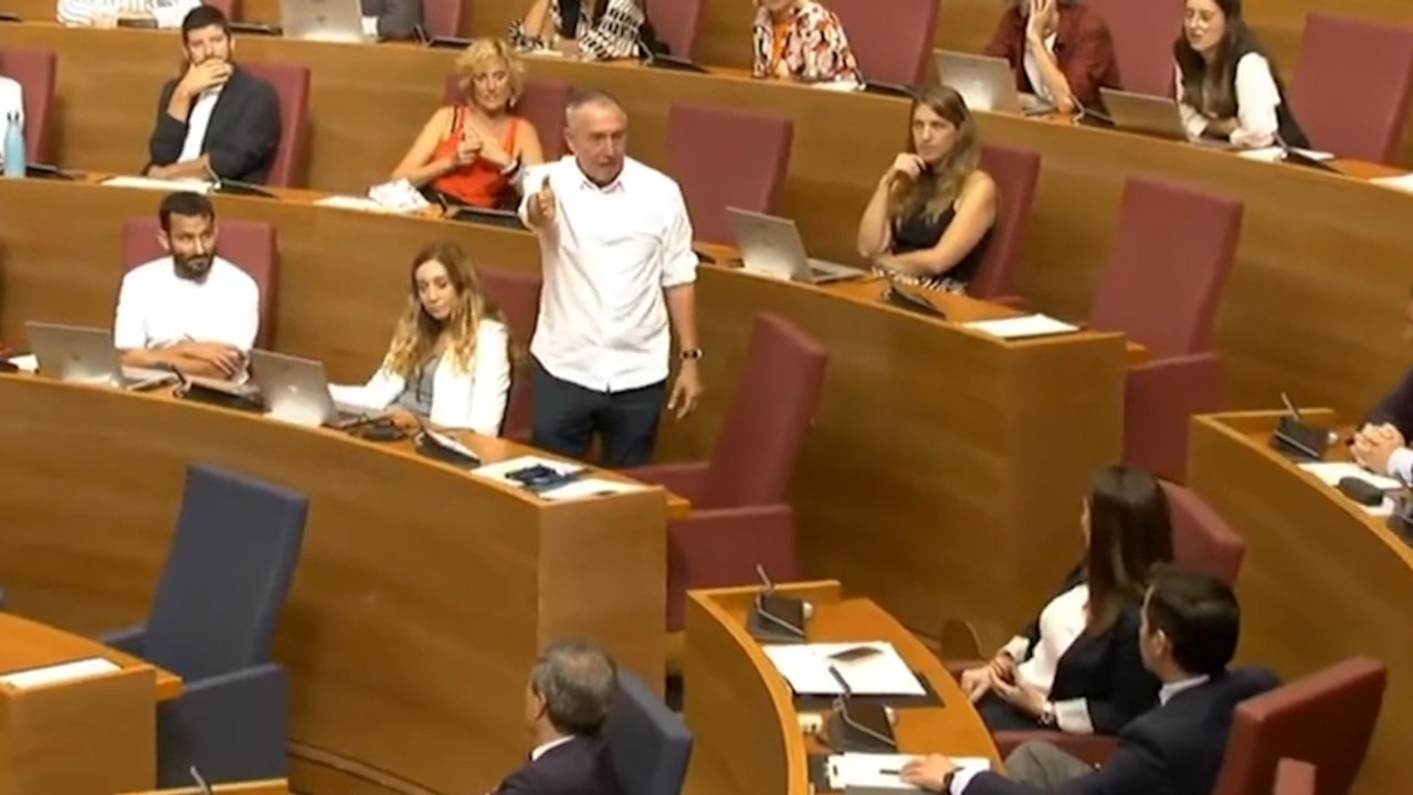 Joan Baldoví (Compromís) 'se encara' con una diputada de Vox en el Parlamento valenciano: «¿Tú de qué te ríes?».