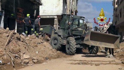 فرق الإطفاء الإيطالية تواصل عمليات البحث في درنة الليبية