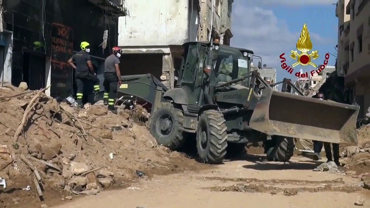فرق الإطفاء الإيطالية تواصل عمليات البحث في درنة الليبية