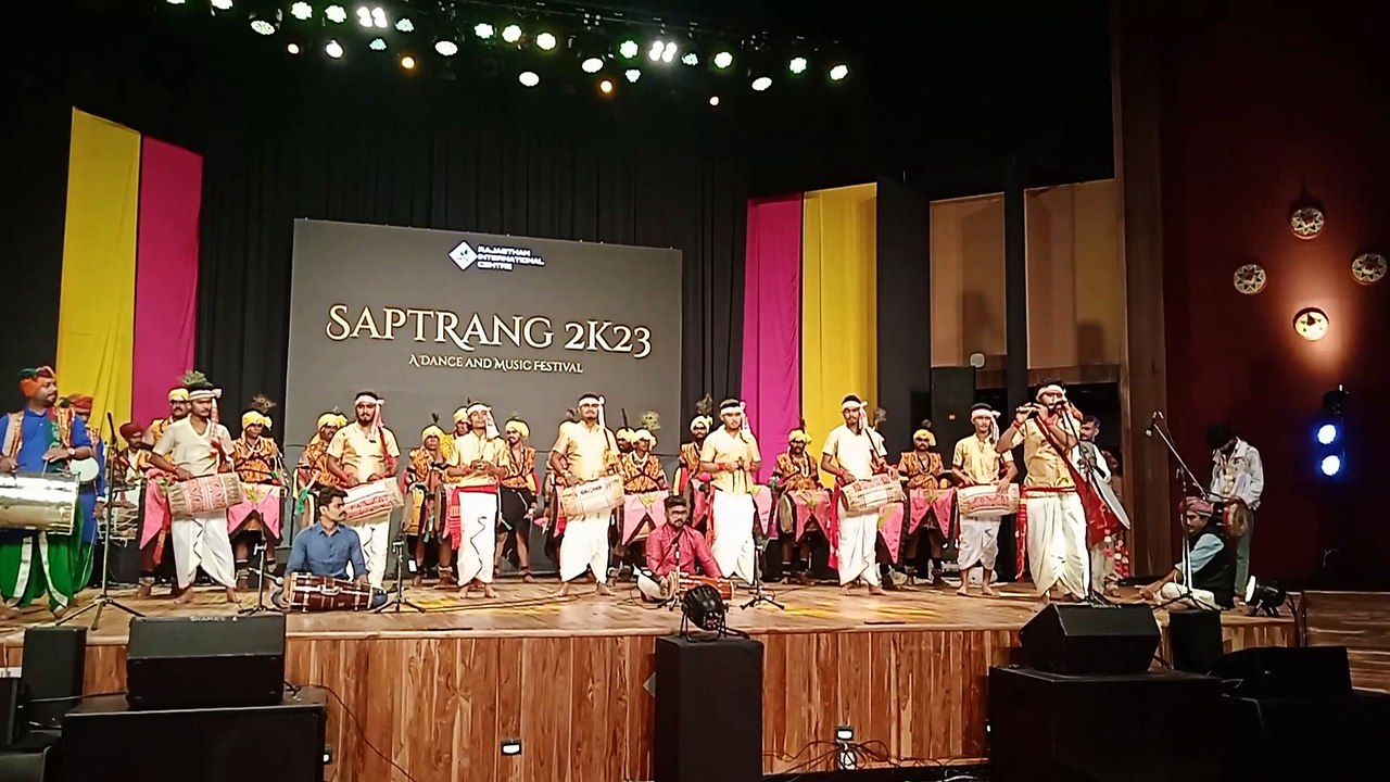 मंच से संदेश, जो मिले सुर मेरा तुम्हारा, तो सारे जहां से अच्छा हिंदोस्तां हमारा'