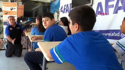 İzmir'deki ortaokul öğrencileri deprem simülasyonuyla bilinçlendi