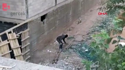 İnşaattan demir çalarken yakalandı, kendisini kaydedene taş attı