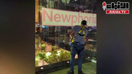 طوابير على متاجر «آبل» لحجز «آيفون 15» الجديد