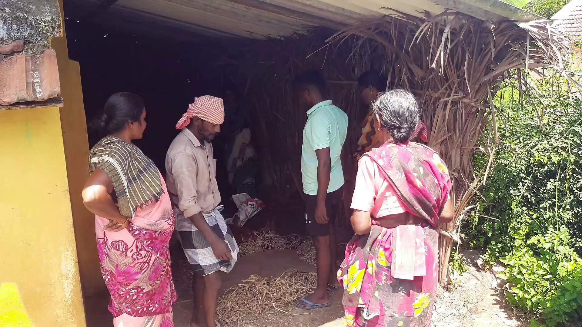 இரட்டை தலையுடன் பிறந்த கன்று குட்டி; ஆச்சரியத்துடன் பார்த்துச் செல்லும் மக்கள்