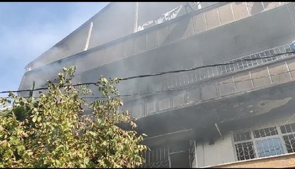 KÜÇÜKÇEKMECE'DE 3 KATLI BİNADA YANGIN