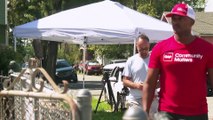 شاهد: الممثل الأمريكي أنتوني ماكي يهبّ لمساعدة أهل مدينته على إصلاح الأسطح