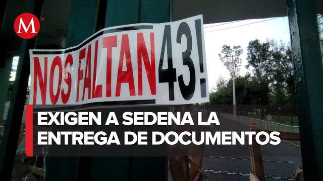 Padres de los 43 normalistas de Ayotzinapa protestan frente a Campo Militar 1; instalarán plantón