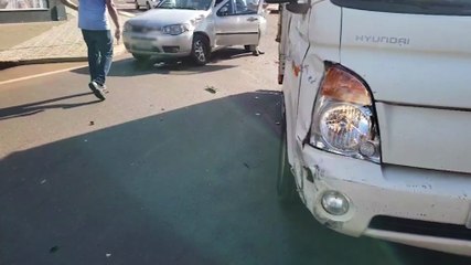 Colisão entre Siena e Hyundai HR deixa rua Paraná parcialmente interditada
