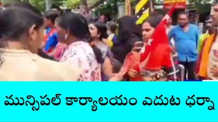 సిరిసిల్ల: లంచాలు తీసుకుంటూ ఇళ్లు పంపిణీ చేస్తున్నారు..!