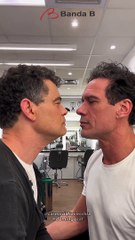 Atores de 'Amor Perfeito' publicam vídeo se beijando após suposto corte de cena gay