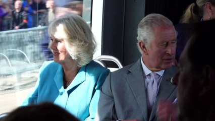 Bordeaux: le couple royal arrive Place de la Bourse en tramway