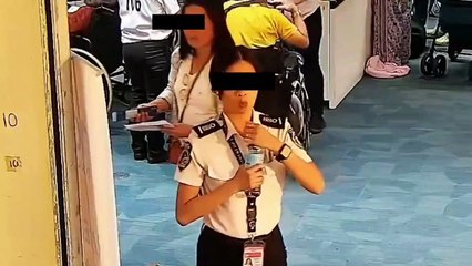 Oficial de aeroporto é vista tentando engolir dinheiro que furtou de passageiro, em Filipinas
