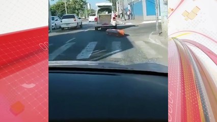 Caixão cai no meio da rua e vídeo repercute na web: 'Falta de zelo'
