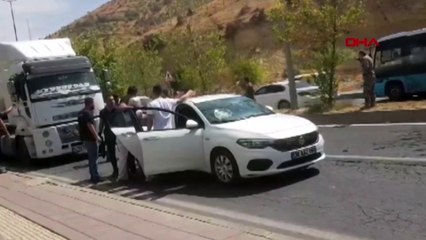 Trafikteki kavgada yumruklar konuştu! Polis taşlı saldırganı son anda tuttu