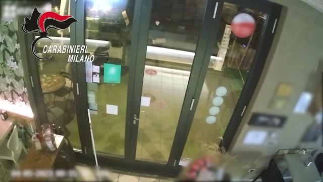 Furti a raffica nei locali di notte nel Milanese, un arresto