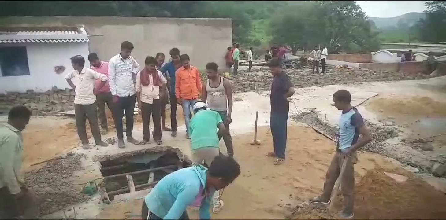 construction house collapsed, two worker buried under debris, one dead