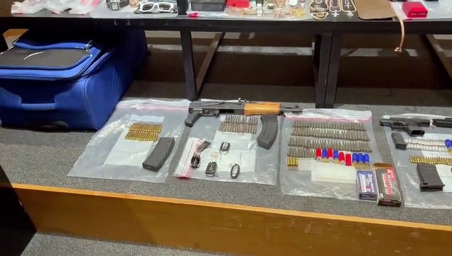 Incautan 93 paquetes de cocaína, armas, dinero, prendas y vehículos