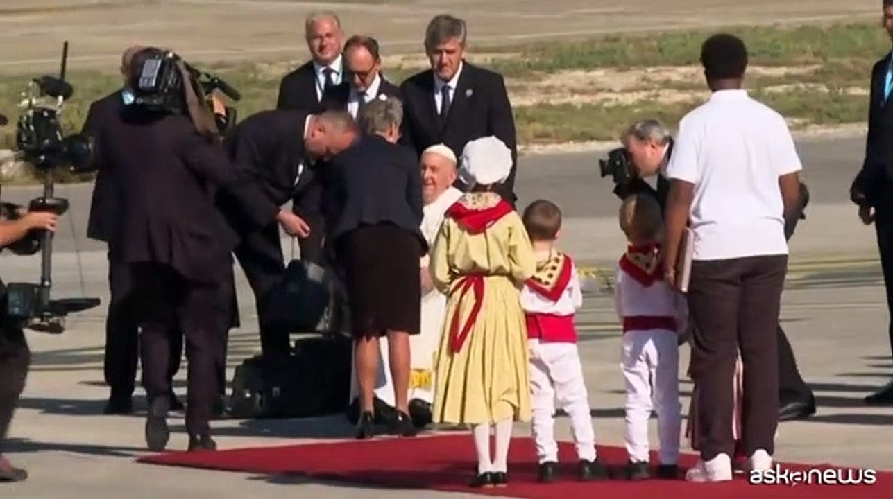 Papa Francesco arriva a Marsiglia. "Con i migranti mancanza d'umanit?"