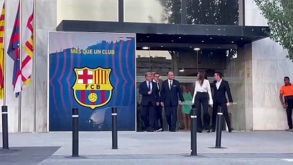 Laporta y Xavi salen de las oficinas del Barça tras firmar la renovación