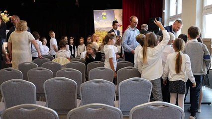 Nowa era edukacji w Stawigudzie - Minister Cyfryzacji obdarowuje uczniów