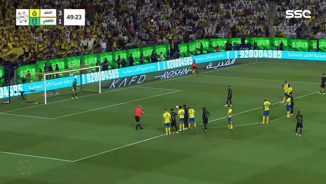 شاهد هدف رياض محرز في مرمي النصر بعد تعليمات كريستيانو رونالدو لحارس المرمي.
